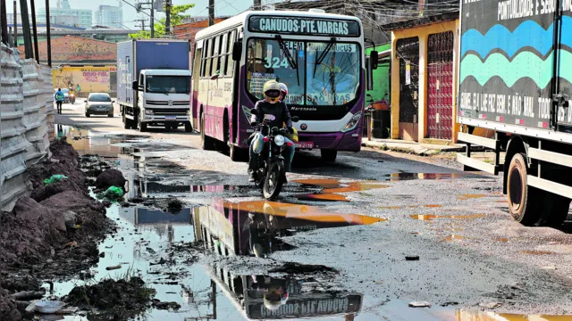 Imagem ilustrativa da notícia Buracos comprometem a circulação de pessoas em Belém