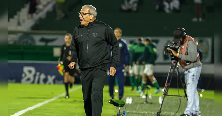 Imagem ilustrativa da notícia “Não vamos lamentar”, diz Hélio dos Anjos após novo empate