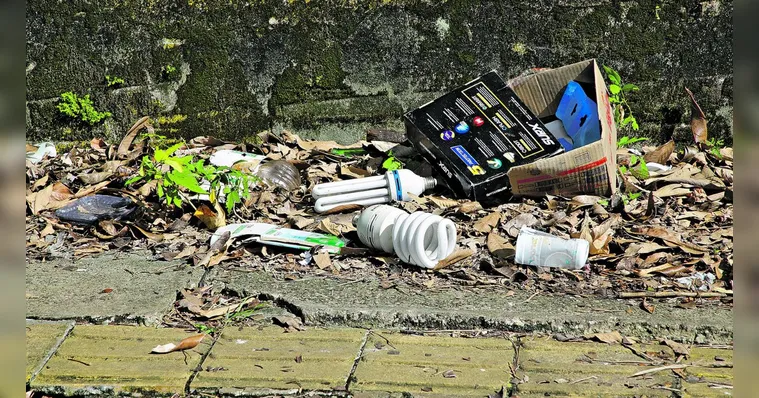 Imagem ilustrativa da notícia Lixo e mato se acumulam até na Praça Matriz de Ananindeua