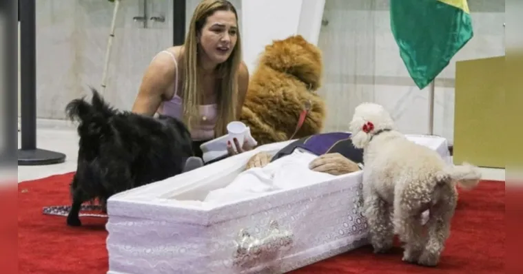Imagem ilustrativa da notícia Caixão de Nahim é colocado no chão para cães se despedirem