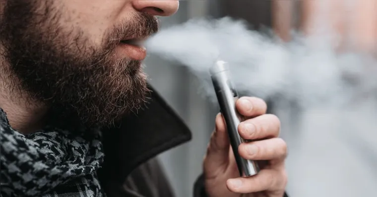 Imagem ilustrativa da notícia Vapes liberados em voos! O que mudou nas regras da ANAC!