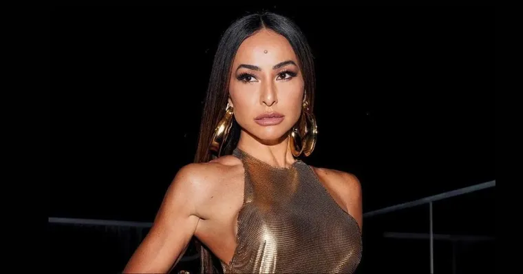 Imagem ilustrativa da notícia Sabrina Sato mostra até a virilha em look feito por Sasha