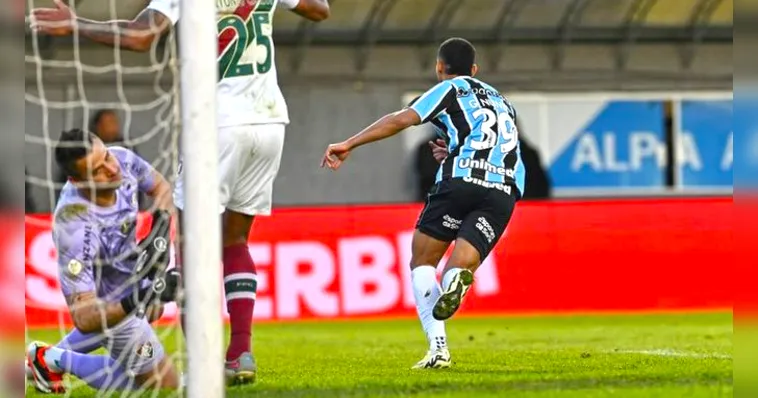 Imagem ilustrativa da notícia Grêmio vence na volta ao RS e afunda Fluminense na lanterna