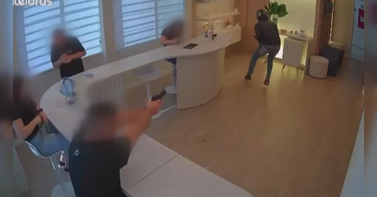 Imagem ilustrativa da notícia Vídeo: empresário reage e atira contra suspeito armado