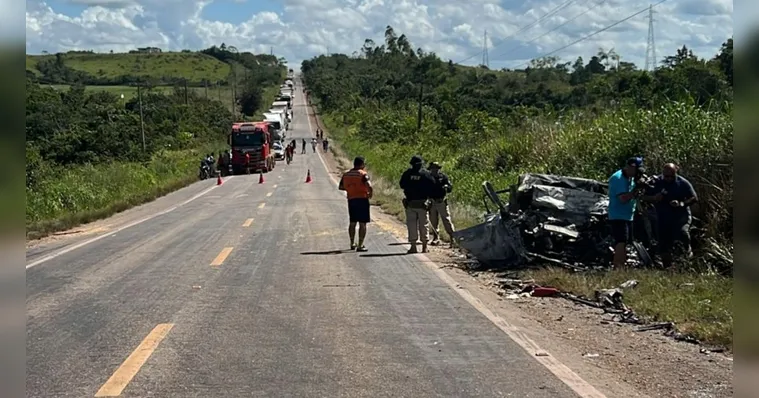 Imagem ilustrativa da notícia Carro bate de frente com caminhão e pega fogo