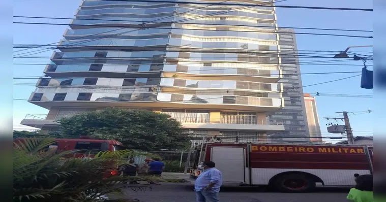 Imagem ilustrativa da notícia Vídeo: princípio de incêndio assusta moradores em condomínio 