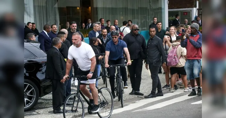 Imagem ilustrativa da notícia Eterno Wolwerine, Hugh Jackman passeia de bicicleta pelo Rio