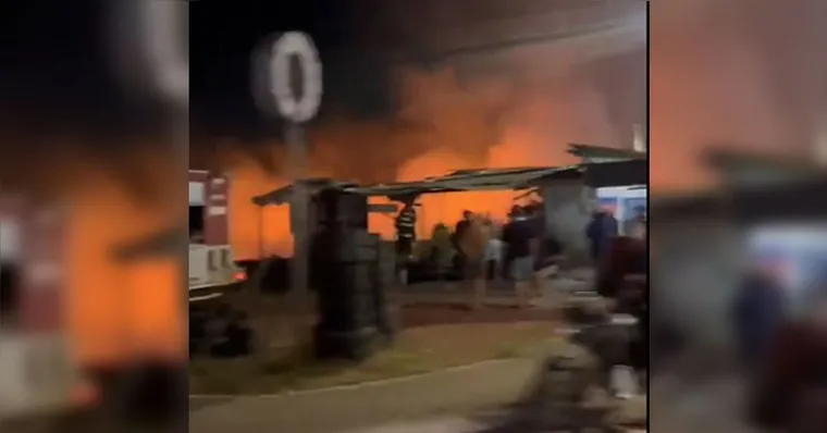 Imagem ilustrativa da notícia Incêndio atinge terreno ao lado de supermercado em Belém