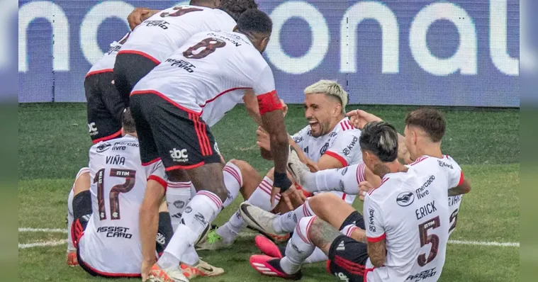 Imagem ilustrativa da notícia Flamengo atropela Vasco e vence com virada histórica