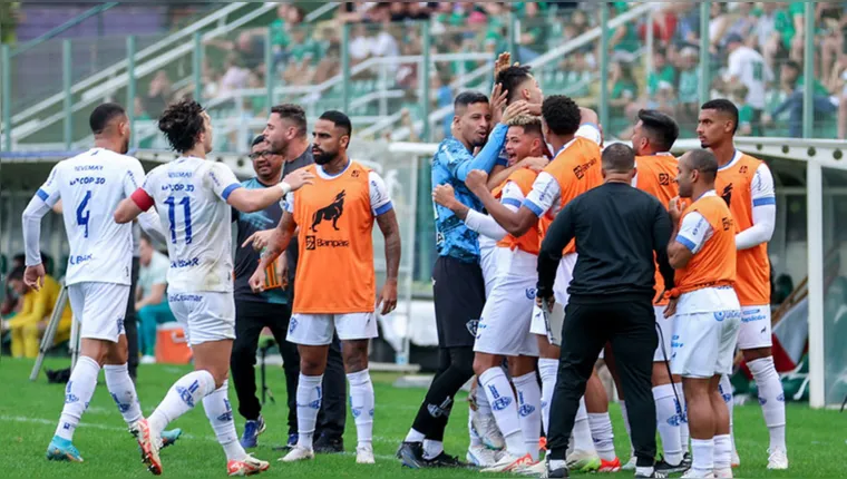 Imagem ilustrativa da notícia De virada, Paysandu vence a Chapecoense e sobe na tabela