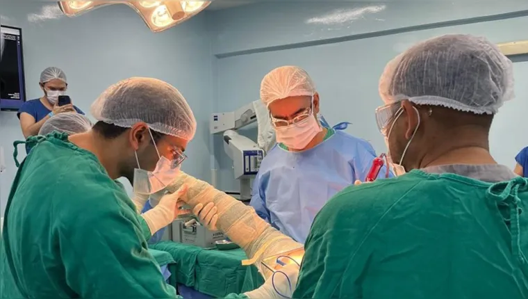 Imagem ilustrativa da notícia Paciente com artrose passa por transplante inédito no Pará