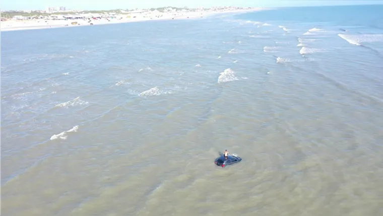 Imagem ilustrativa da notícia Vídeo mostra carro sendo engolido pelo mar de Salinas