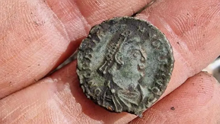 Imagem ilustrativa da notícia Moedas com rosto de Valentiniano são achadas em escavação