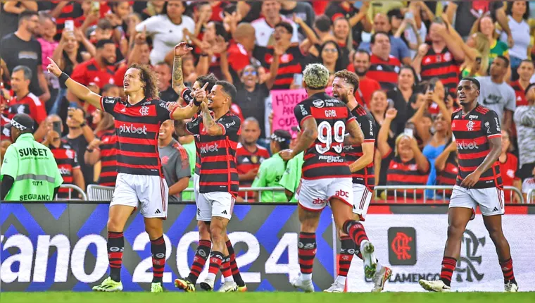 Imagem ilustrativa da notícia Flamengo faz no fim, vence Bahia e vira líder do Brasileirão