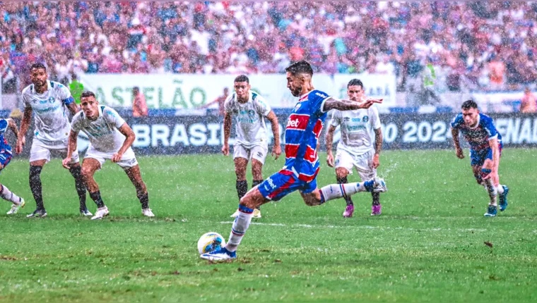 Imagem ilustrativa da notícia Fortaleza aproveita pênalti e expulsão para vencer Grêmio