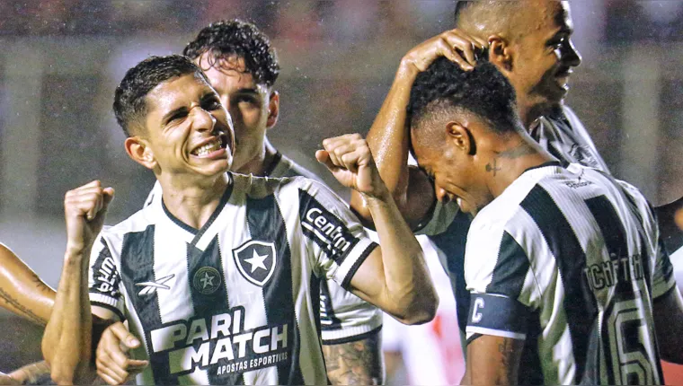 Imagem ilustrativa da notícia Botafogo vence o Vitória e é o novo líder do Brasileirão