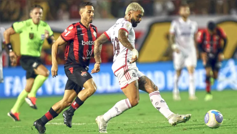Imagem ilustrativa da notícia No sufoco, Flamengo vence o Vitória e assume vice-liderança