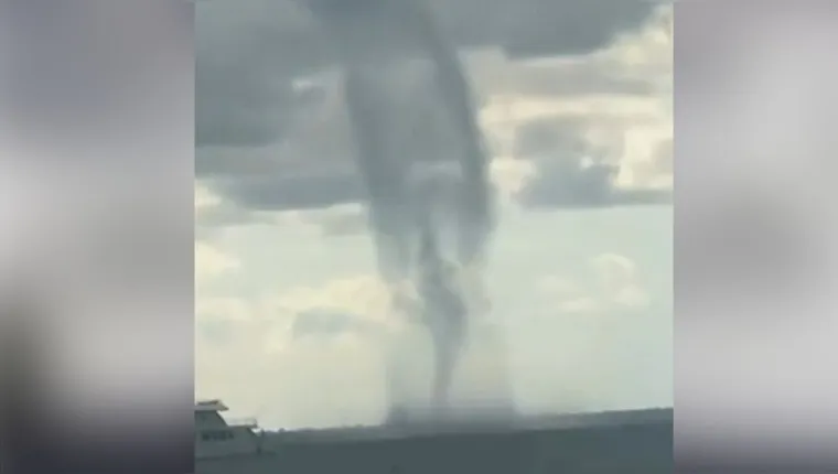 Imagem ilustrativa da notícia Vídeo: tromba d'água assusta em praia de Santarém 