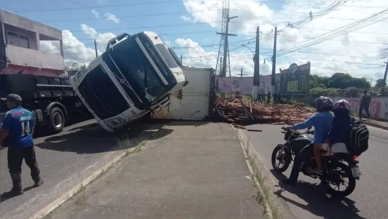 Imagem ilustrativa da notícia Carreta tomba na Avenida independência, em Ananindeua 