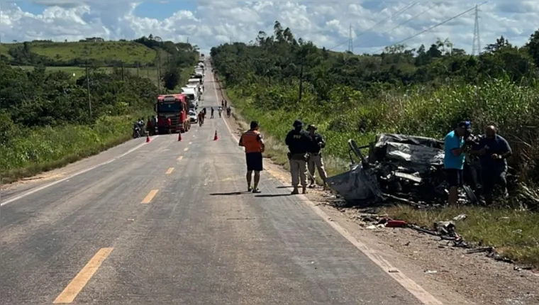 Imagem ilustrativa da notícia Carro bate de frente com caminhão e pega fogo