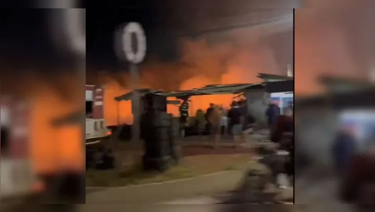 Imagem ilustrativa da notícia Incêndio atinge terreno ao lado de supermercado em Belém