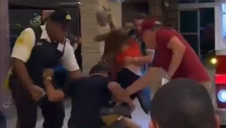 Imagem ilustrativa da notícia Vídeo: clientes de shopping brigam por urso de pelúcia