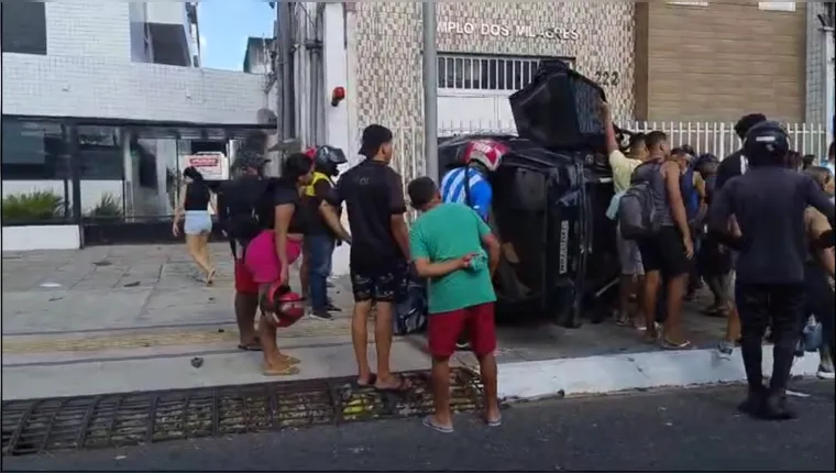 Imagem ilustrativa da notícia Vídeo: carro capota na Almirante Barroso em Belém