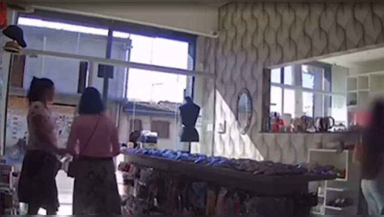 Imagem ilustrativa da notícia Vídeo: mulheres roubam loja e escondem objetos na calcinha