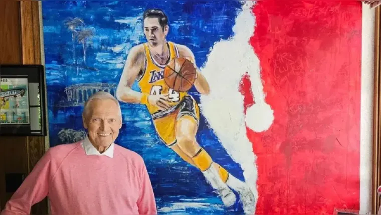 Imagem ilustrativa da notícia Morre Jerry West, lenda dos Lakers e silhueta da logo da NBA