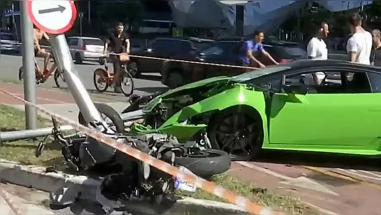 Imagem ilustrativa da notícia Motorista de Lamborghini atropela assaltante que o roubou