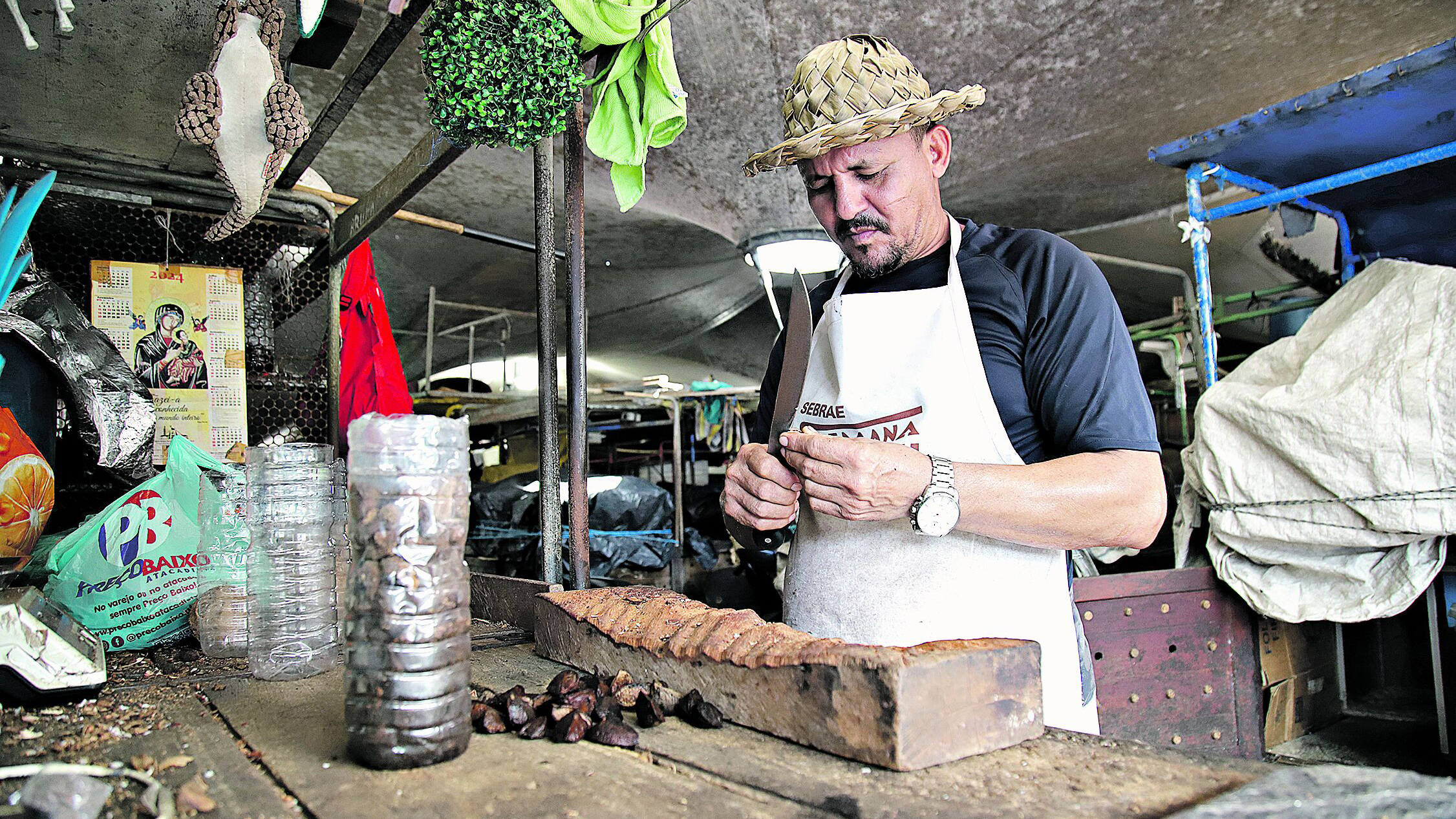 Na feira do Ver-o-Peso, é possível encontrar dezenas de barracas que oferecem a castanha-do-pará, de diversas formas