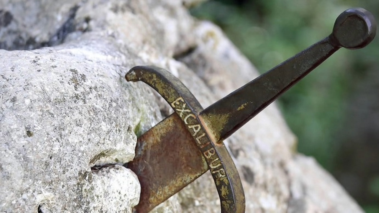 Espada antigua encontrada en España • DOL