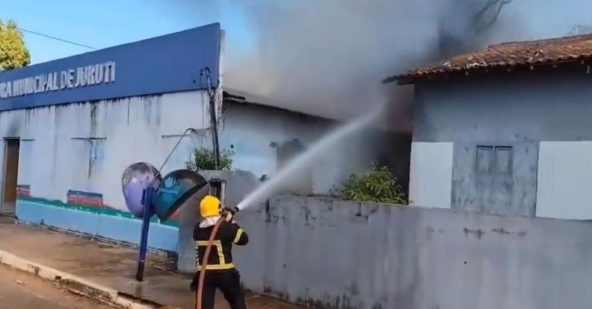 Antigo prédio da Prefeitura de Juruti foi atingido por um grande incêndio na manhã de domingo (14)