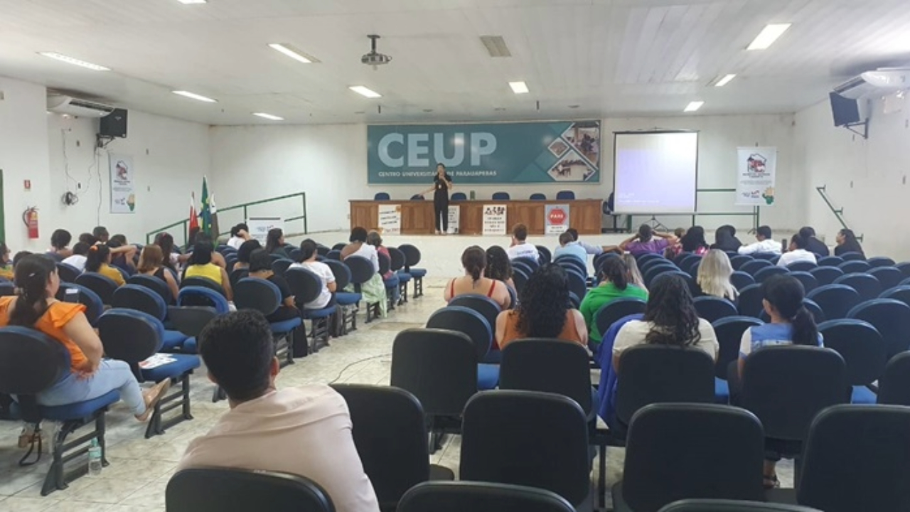 No auditório palestra sobre a Lei Henry Borel, à convite da Fundação ParáPaz, no Centro Universitário de Parauapebas (CEUP).
