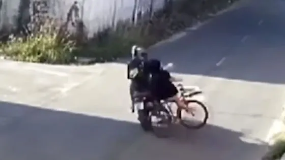 Momento da colisão entre ciclista e motociclista