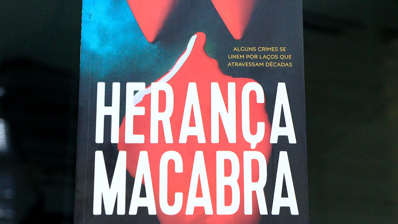 O mistério e o horror se encontram na capa de Herança Macabra, onde o passado sinistro de Felicitas Sánchez Aguillón ganha vida nas páginas de Verónica E. Llaca.