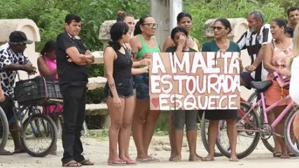 Fãs se concentram em frente ao presídio para apioar Deolane, mas nem todos estão contentes