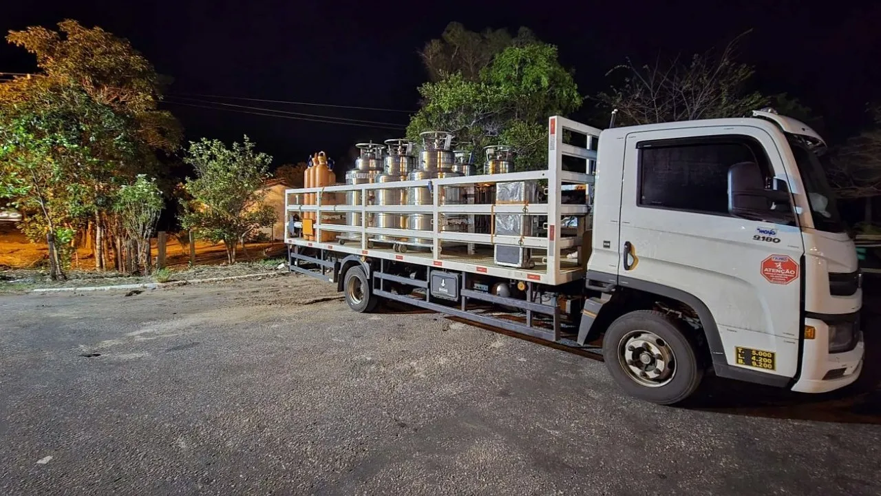 O gás hélio é usado para o enchimento de balões e como líquido refrigerador de materiais supercondutores