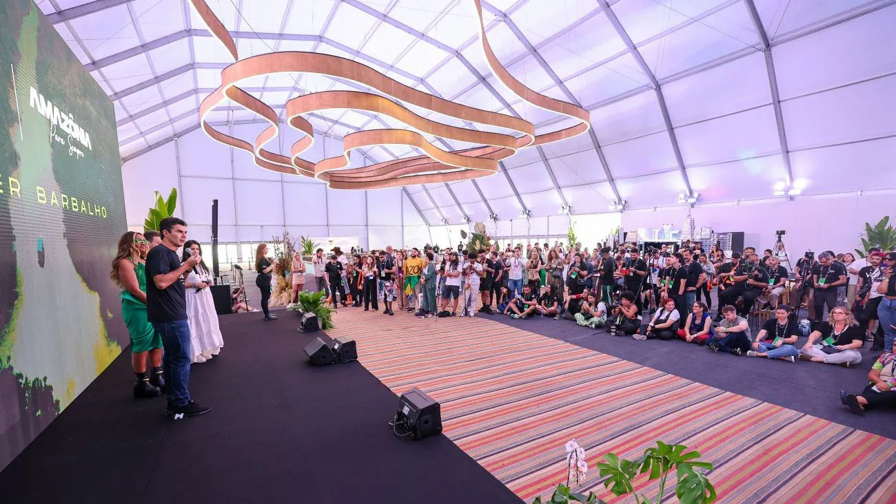 Helder e organizadores do RIR, entre eles Roberta Medina, vice-presidente do festival, anunciam "Amazônia Para Sempre" aos jornalistas