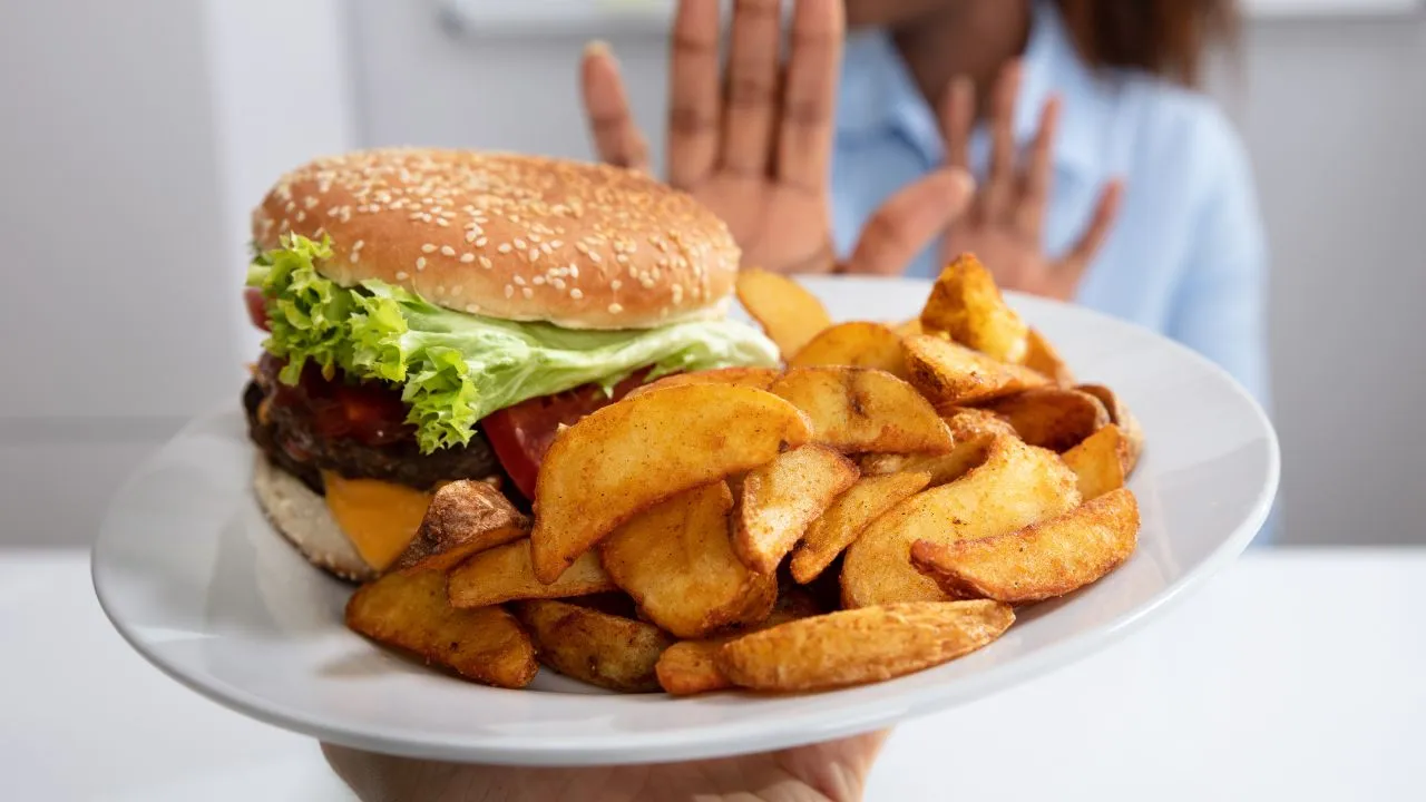Entre os itens considerados prejudiciais à saúde, estão alimentos processados, refrigerantes, fast food, doces e carnes processadas.