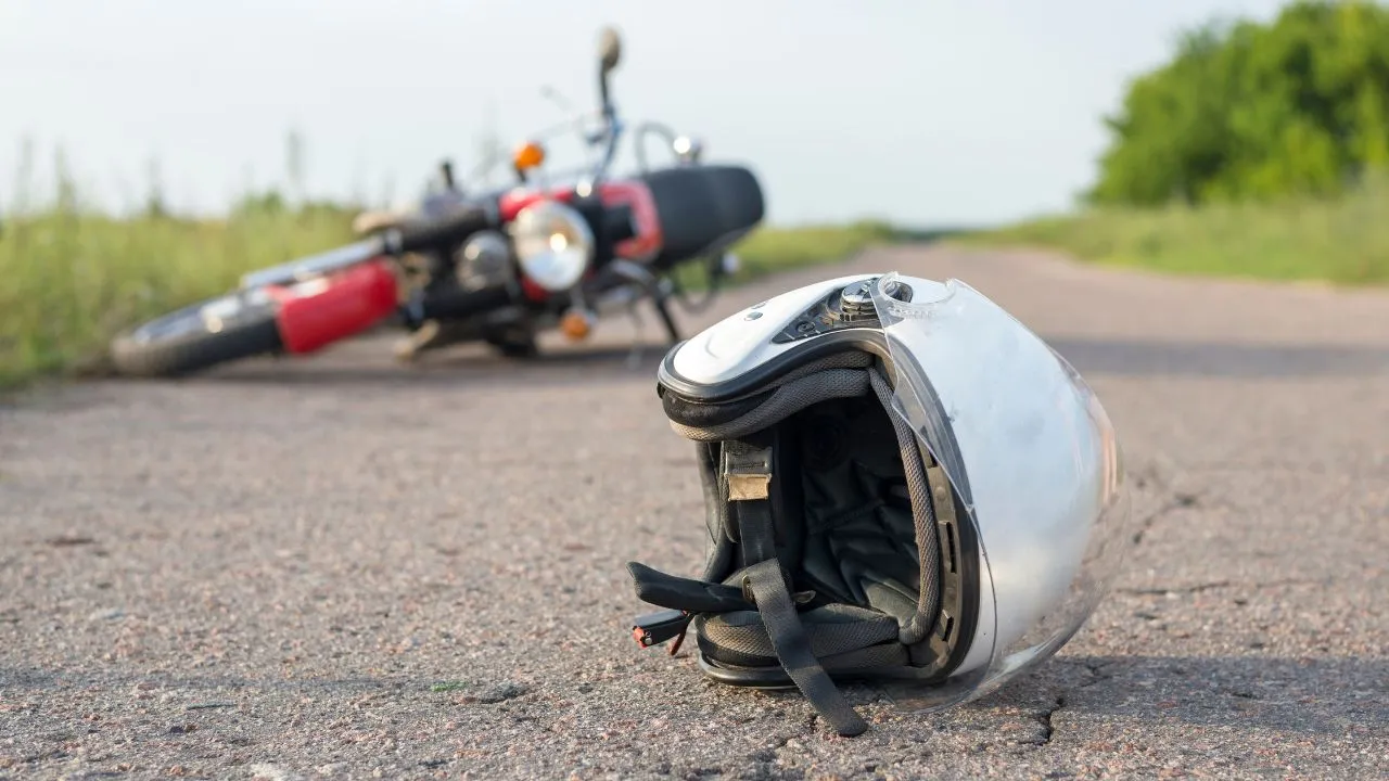 De acordo com a Polícia Militar, o motociclista, identificado como Dayan Silva Soares, de 18 anos, colidiu com a traseira de um caminhão no trecho da rodovia nas proximidades do setor Jardim Tropical.