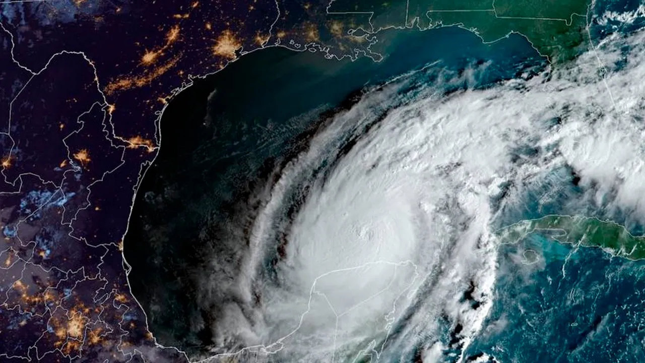 Imagem do Furacão Milton capturada pelo satélite NOAA.