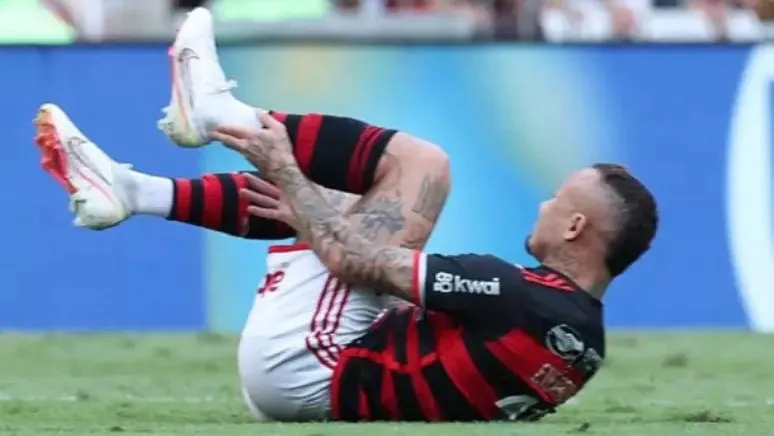 Atacante do Flamengo, Cebolinha sofre a lesão no tendão de Aquiles no início da partida contra o Palmeiras, no último domingo (10), no Maracanã.