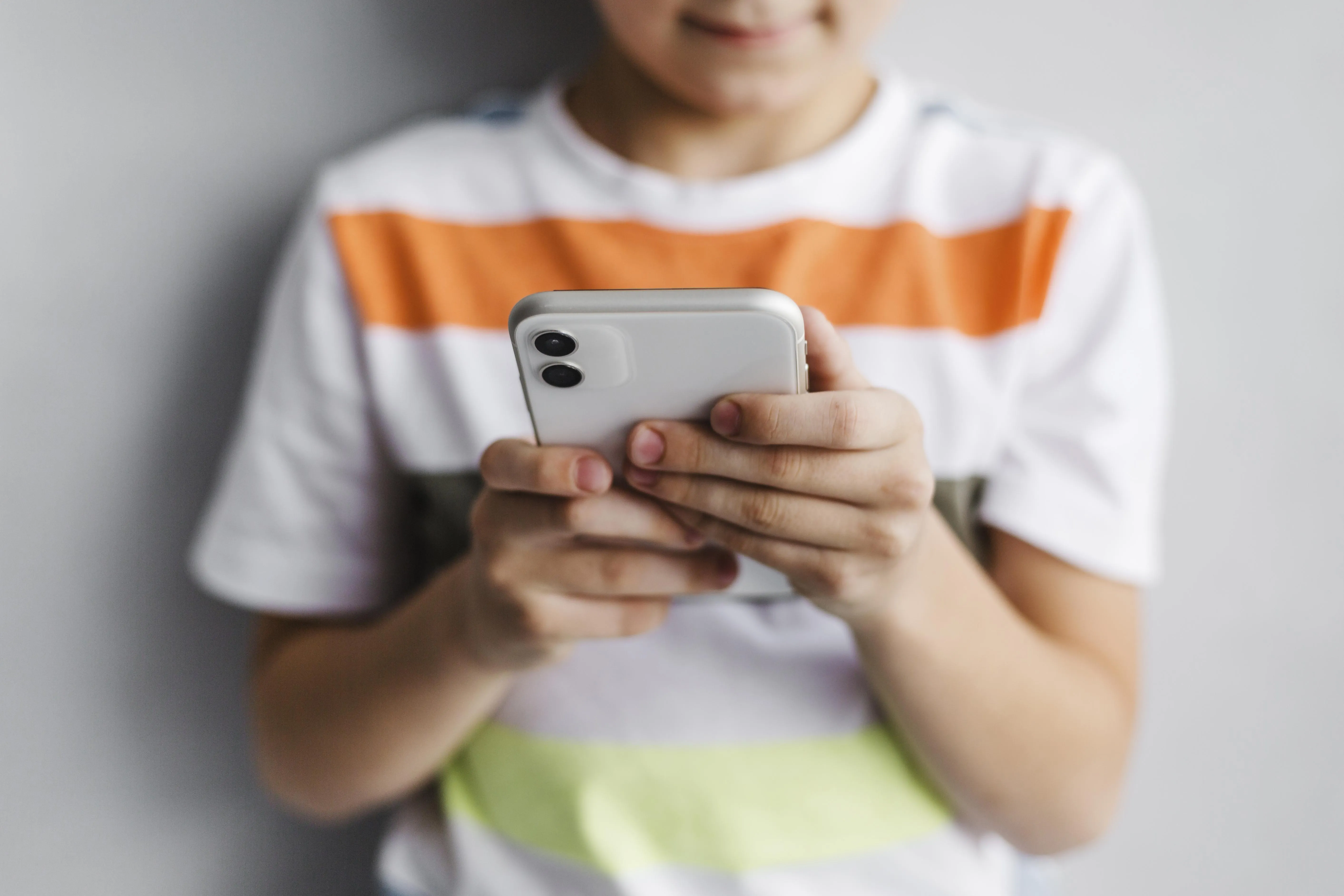 Imagem ilustrativa da notícia: Deputados defendem restringir uso de celular nas escolas