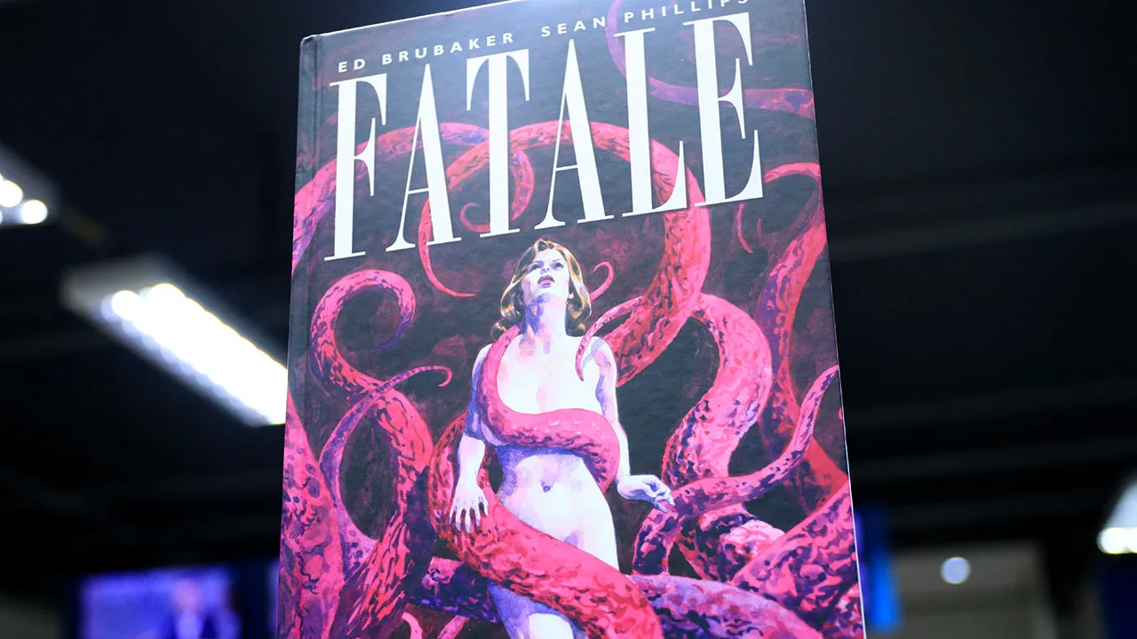 A edição de luxo de "Fatale - Vol. 2", lançada pela Editora Mino, traz uma capa dura elegante e impressionante, que captura perfeitamente o tom sombrio e misterioso da obra de Ed Brubaker e Sean Phillips.