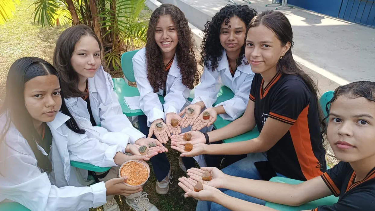 Alunas apresentam alguns dos sabonetes produzidos durante as oficinas do projeto Empreendedorismo Verde.