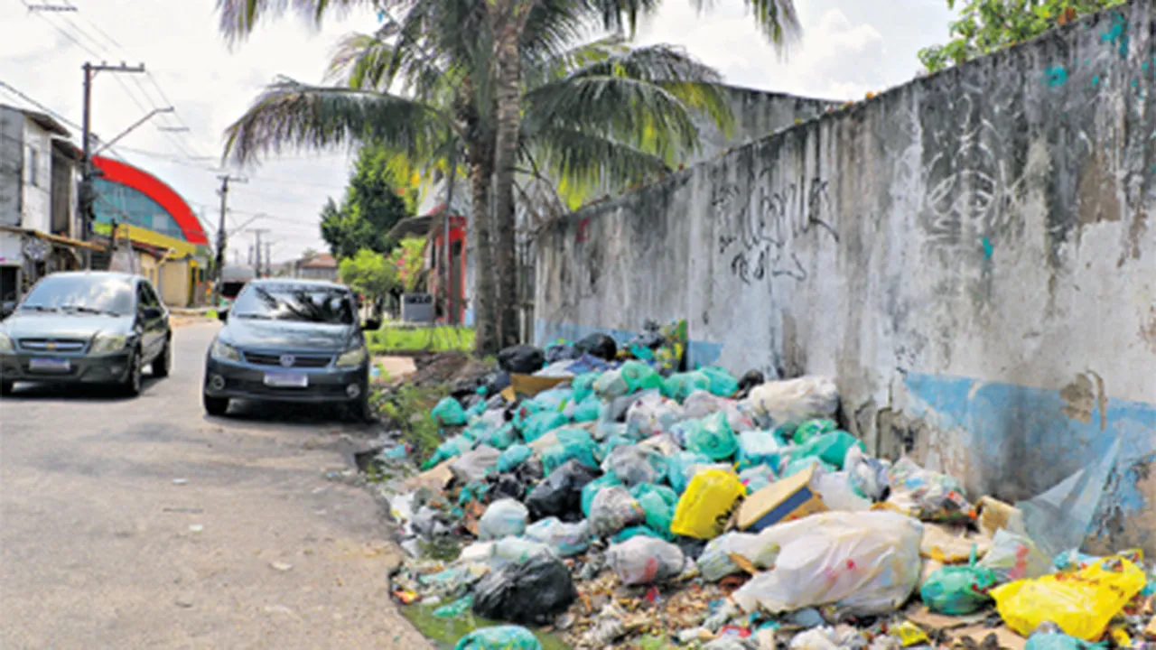 Quem reside na rua 10 de Maio não vê o veículo da coleta desde julho. O resultado é o acúmulo por toda a via, trazendo riscos à saúde dos cidadãos e tornando o dia a dia insuportável por causa do mau cheiro