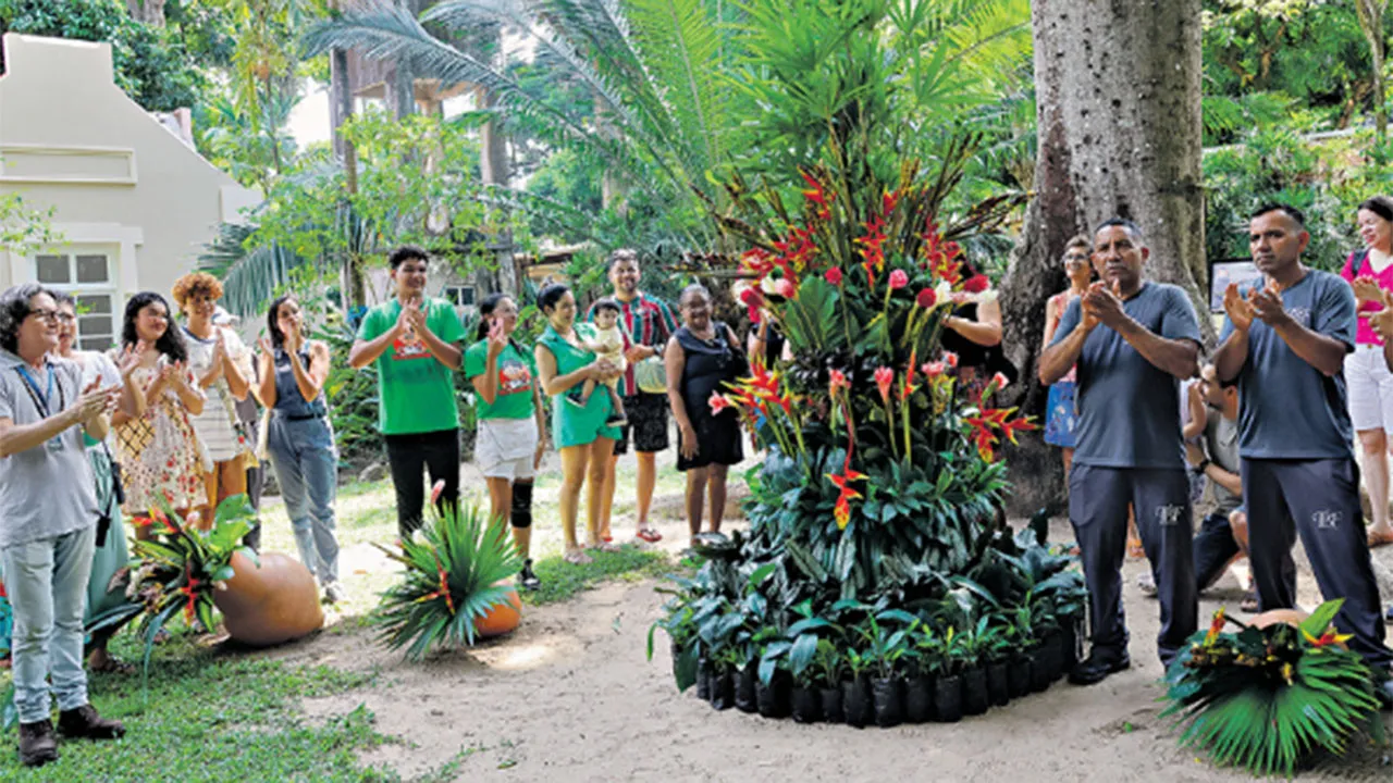 Visitantes se reuniram para cantar os parabéns, ao redor do “bolo de flores”, formado por mudas de várias espécies de plantas