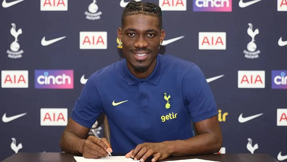 Yves Bissouma está no Tottenham desde 2022, quando foi contratado junto ao Brighton.