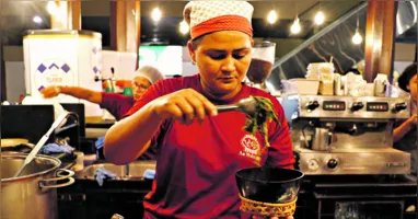 Não importa o tempo que faça, há sempre clientes para o “tacacá de fim de tarde” em Belém.